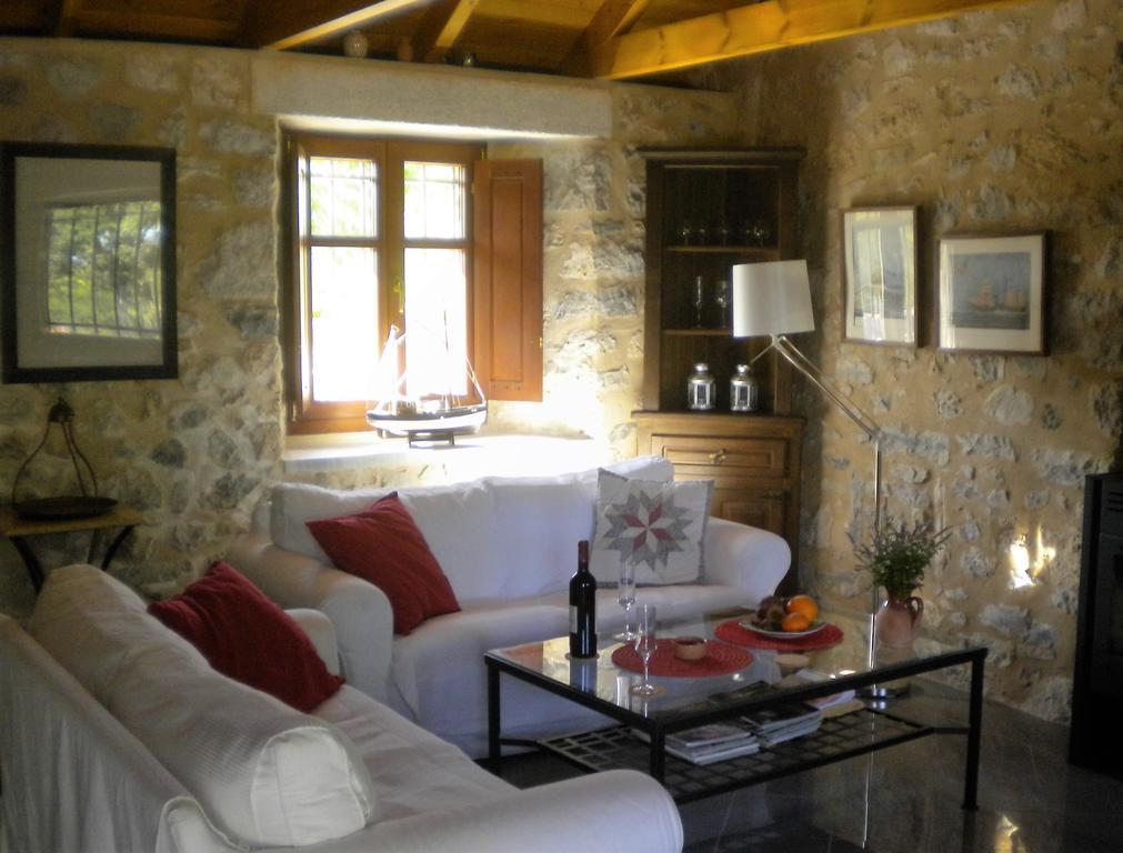 Stone House In A Quiet Landscape, Leonidion Leonídion Exterior foto